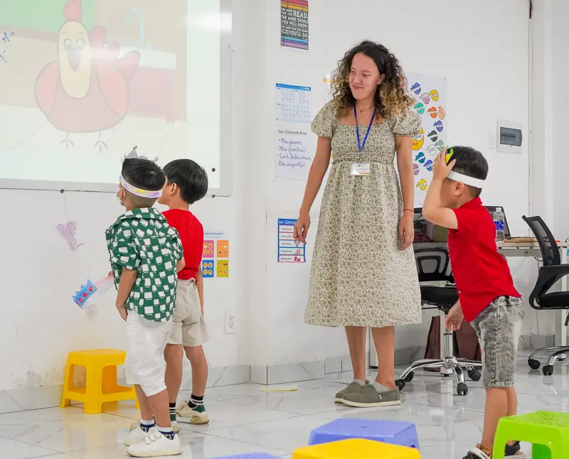 TEFL trainee leading a classroom activity with young Vietnamese students in Ho Chi Minh City